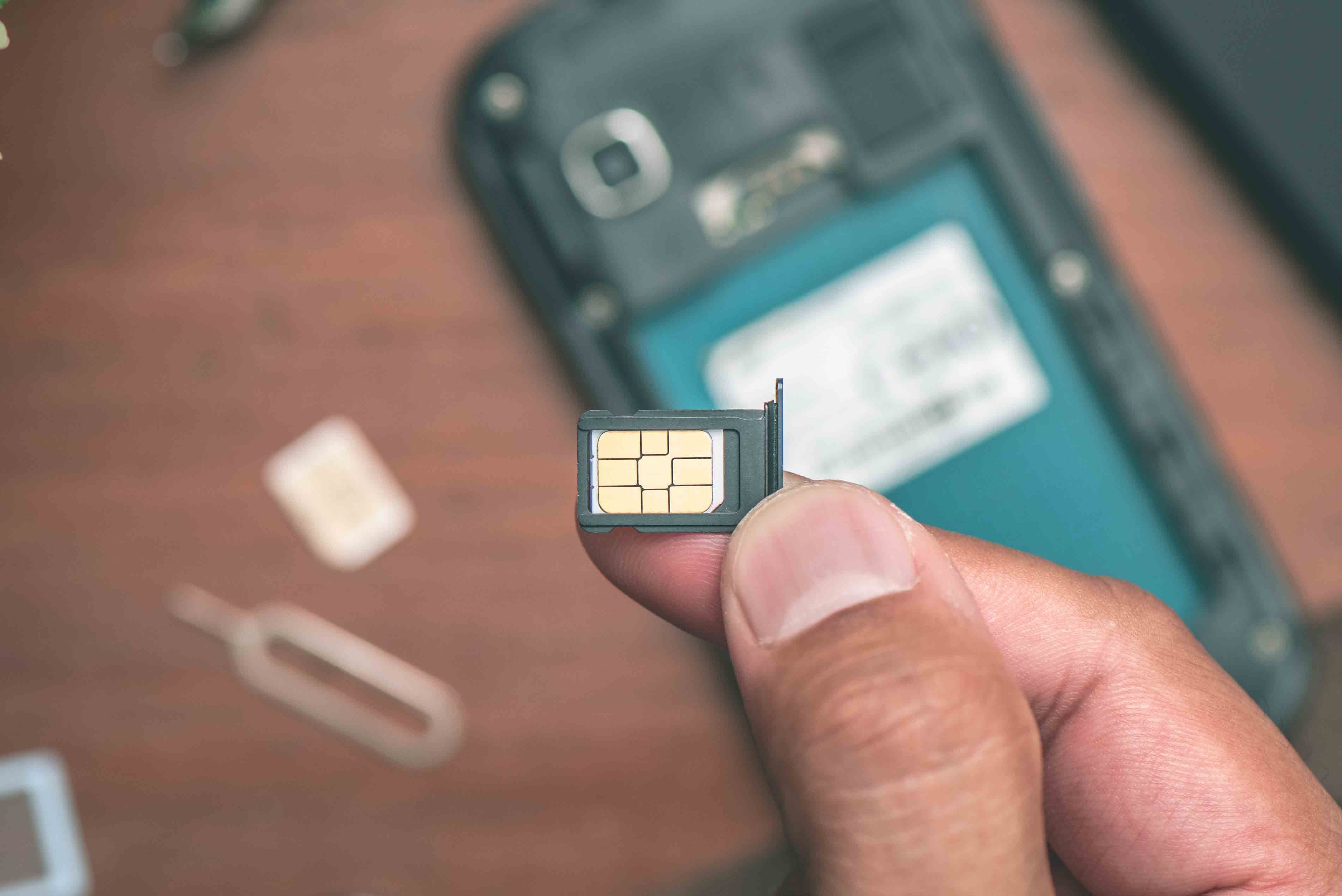 Dual SIM vs eSIM: What’s the Best Setup for Travelers?